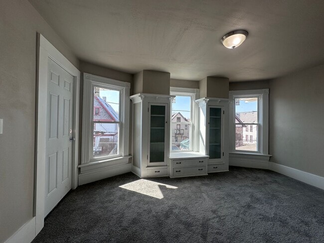 Building Photo - Large Open Concept 5BR/2BA Rent to Own Home with Office