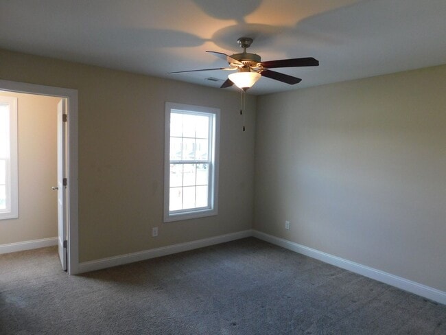 Building Photo - Like New Townhome!