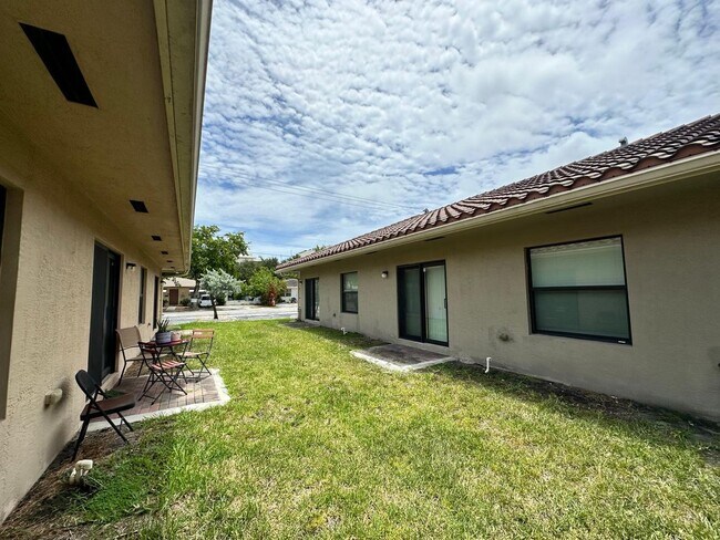 Building Photo - 1045 Villas LLC (1035 NE 10th Ave)