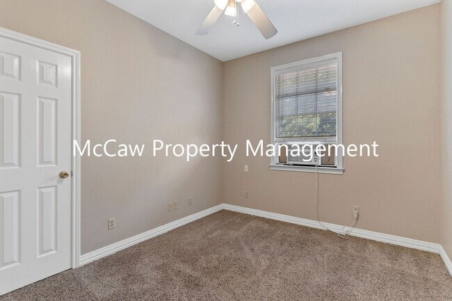 Building Photo - 302 W Spring St