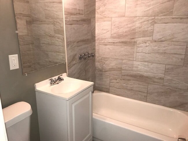 Building Photo - 2 bedroom 1 bath (Half off first months rent)