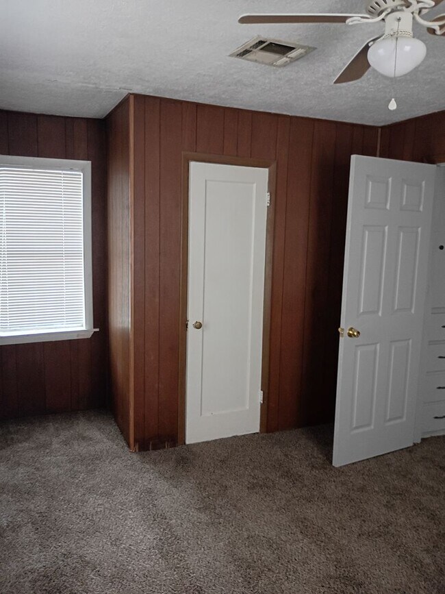 Building Photo - 2 Bed, 1 Bath Home