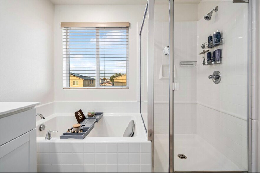 Building Photo - 44112 Sierra Vista Dr