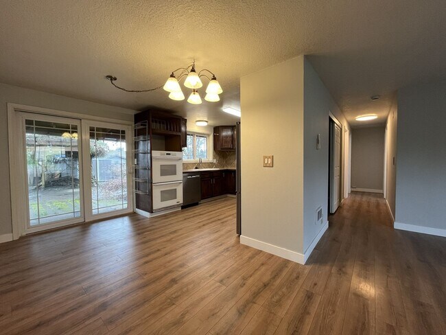 Building Photo - Beautifully Maintained Single-Level 3 Bedroom Home in North Plains Featuring Flexible Living Spac...