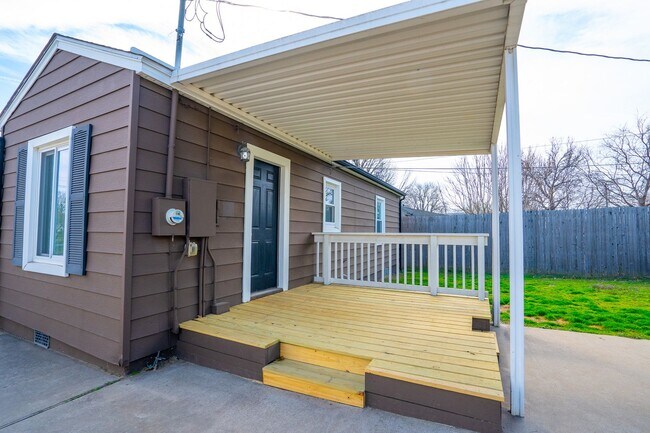 Building Photo - Charming And Cozy 2 Bedroom Home