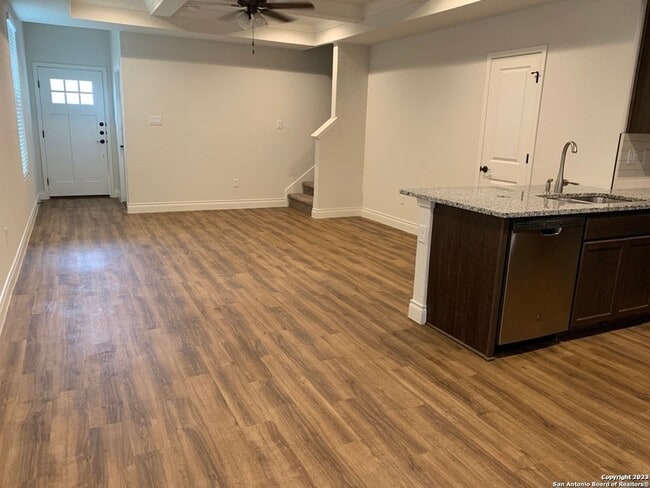 Building Photo - 333 Untermaier St