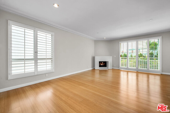 Building Photo - 117 S Clark Dr