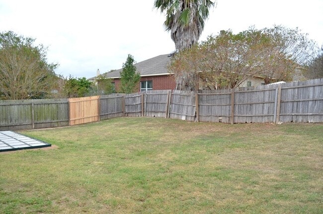 Building Photo - 105 Pecanwood N