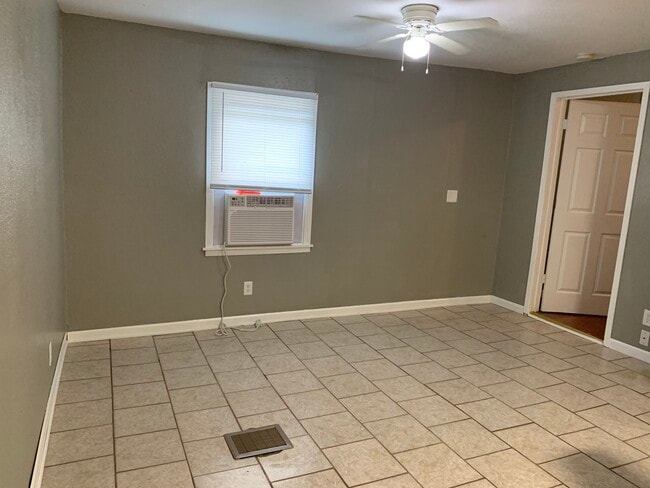 Building Photo - 603 E 22nd St