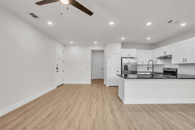 Building Photo - 7600 Strong Bow Ct