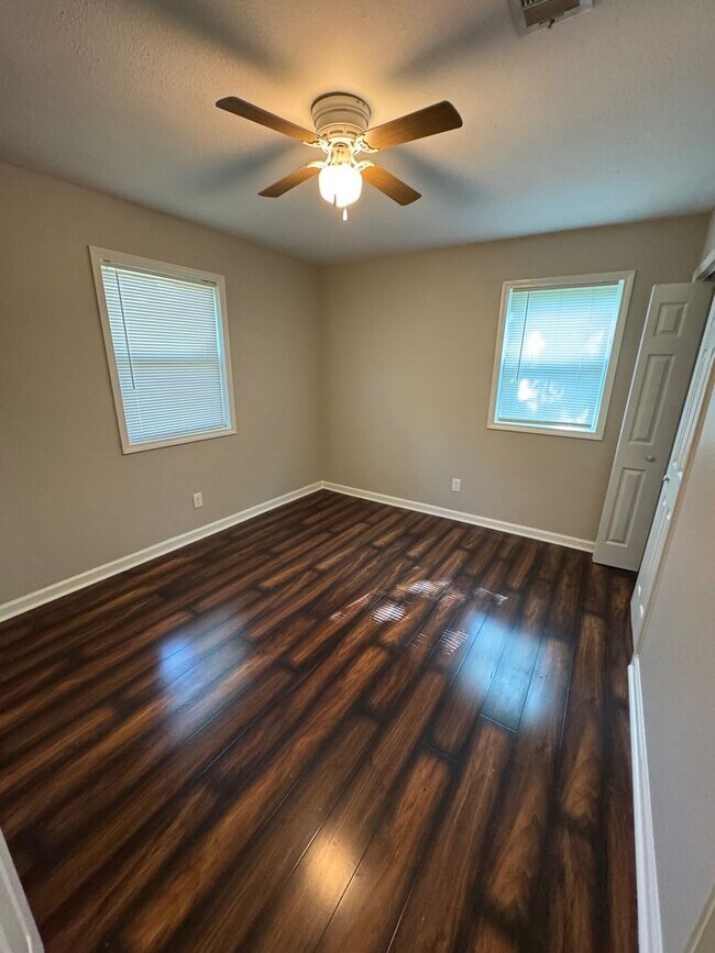Building Photo - 2857 Lakeland Dr
