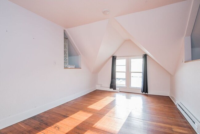 Building Photo - 2103 NW Hoyt St