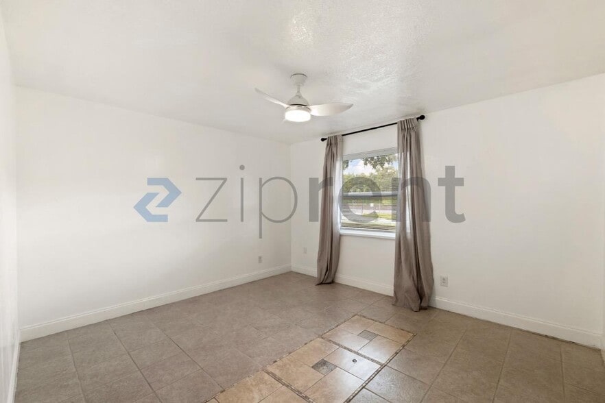 Building Photo - Unit