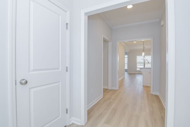 Building Photo - Like New Home - 4 Bed 3 Bath