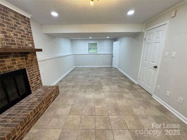 Building Photo - 707 Regency Dr