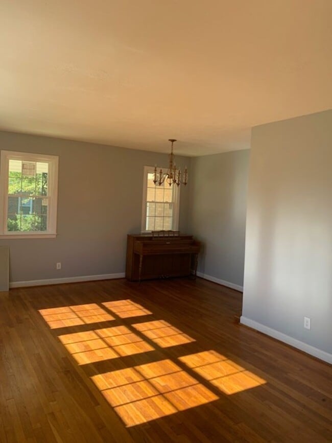 Building Photo - 3-Bedroom 1.5-bath brick home
