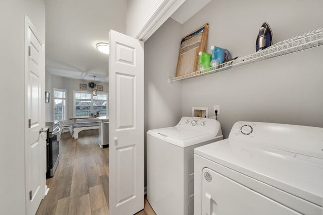 Building Photo - FULLY and Tastefully furnished 3 bedroom h...