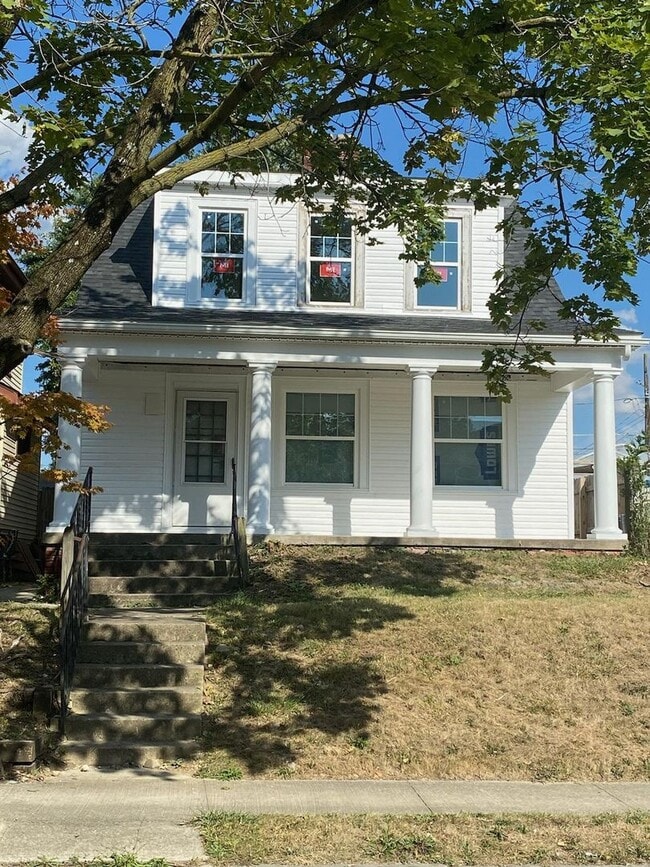 Building Photo - Fully Renovated Beauty!!