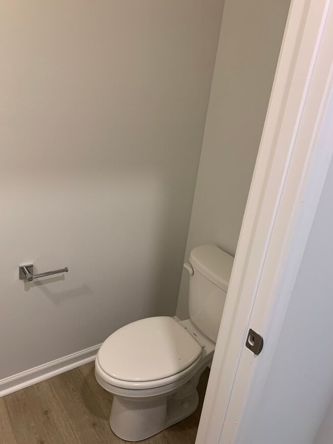 Building Photo - Modern Living in Windsor Hill