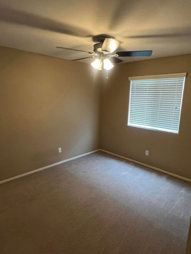 Building Photo - 4-bedroom and loft in the Willows with com...