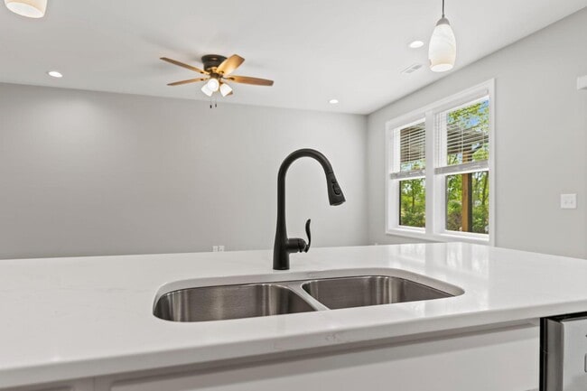 Building Photo - 11532 Willowbrook Rd