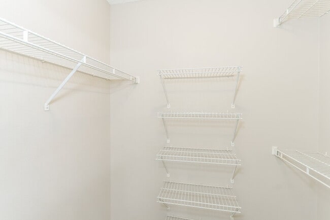 Building Photo - 1710 Spinning Wheel Dr