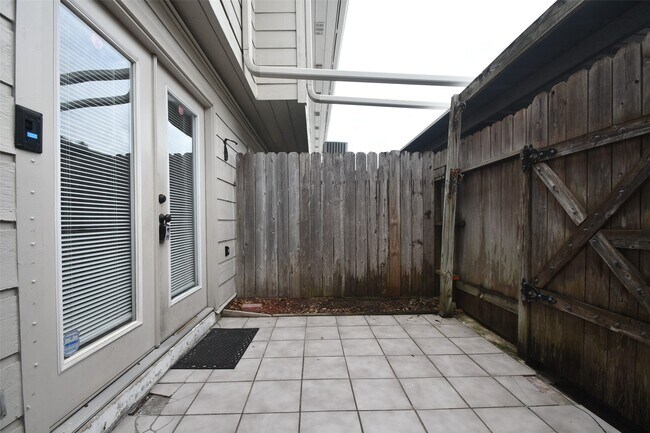 Building Photo - 10018 Knoboak Dr