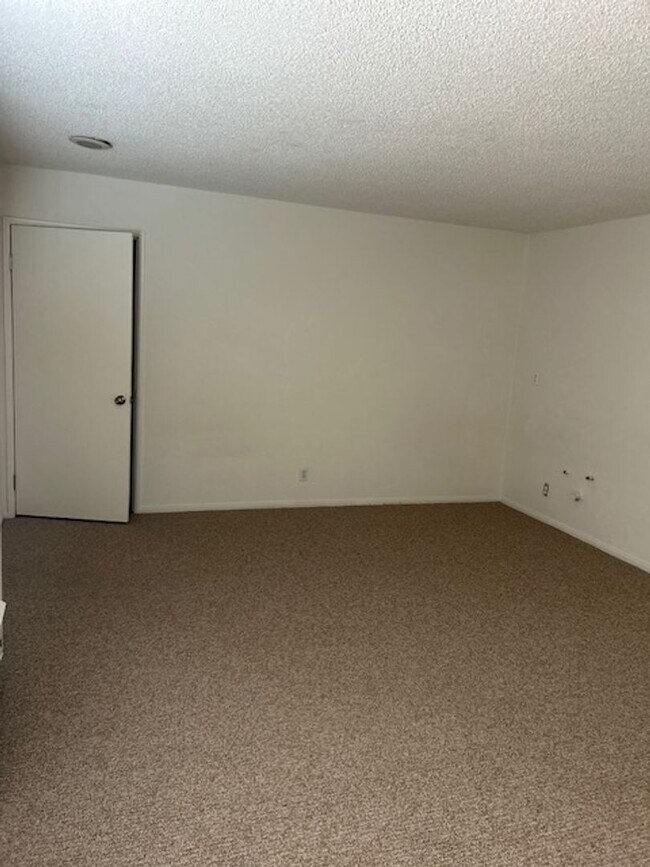 Building Photo - 267 W Amar St