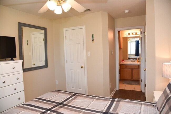 Building Photo - 3813 Oldenburg Ln