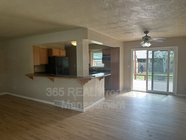 Building Photo - 301 Olive Ln