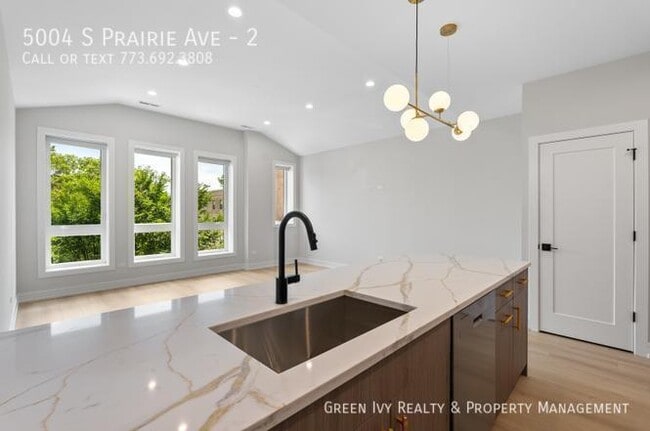 Building Photo - 5004 S Prairie Ave