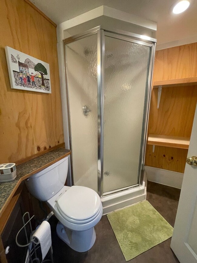 Building Photo - Spacious Garden-Level Studio in Prime Trav...