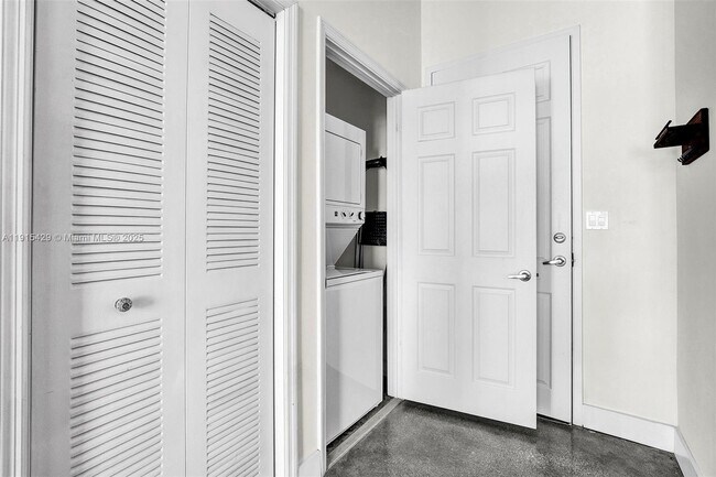 Building Photo - 2100 Van Buren St