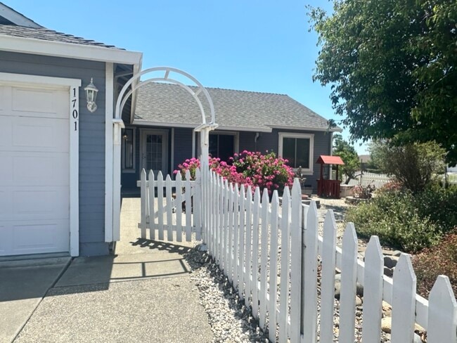 Building Photo - 1701 Ventura Way