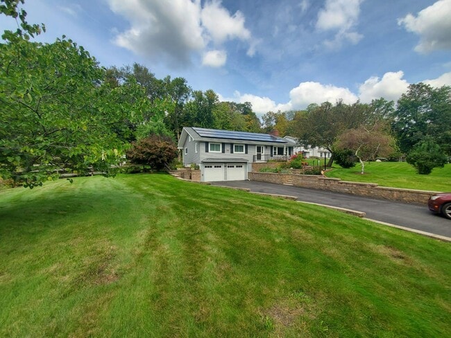 Primary Photo - 134 Quaker Hill Rd