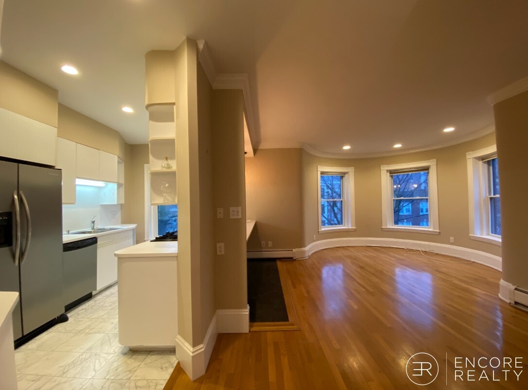 Building Photo - 33 Longwood Ave