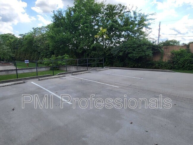 Building Photo - 3180 Parthenon Ave