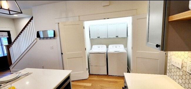 Building Photo - Modern 3-Bedroom Townhome with Pool Access Near Downtown Cookeville