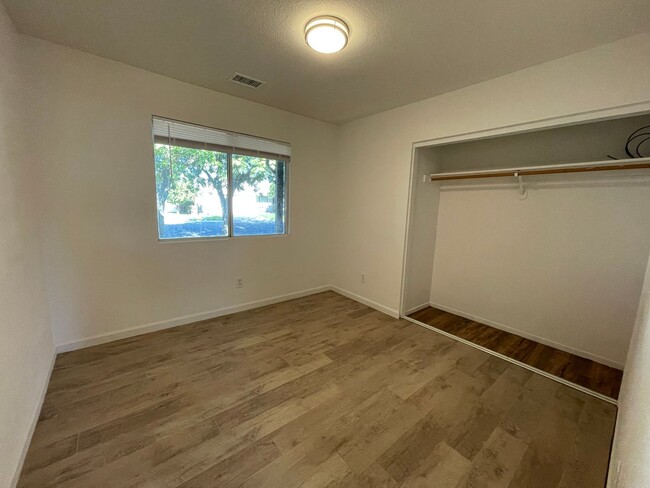 Building Photo - 1028 Grackle Ct