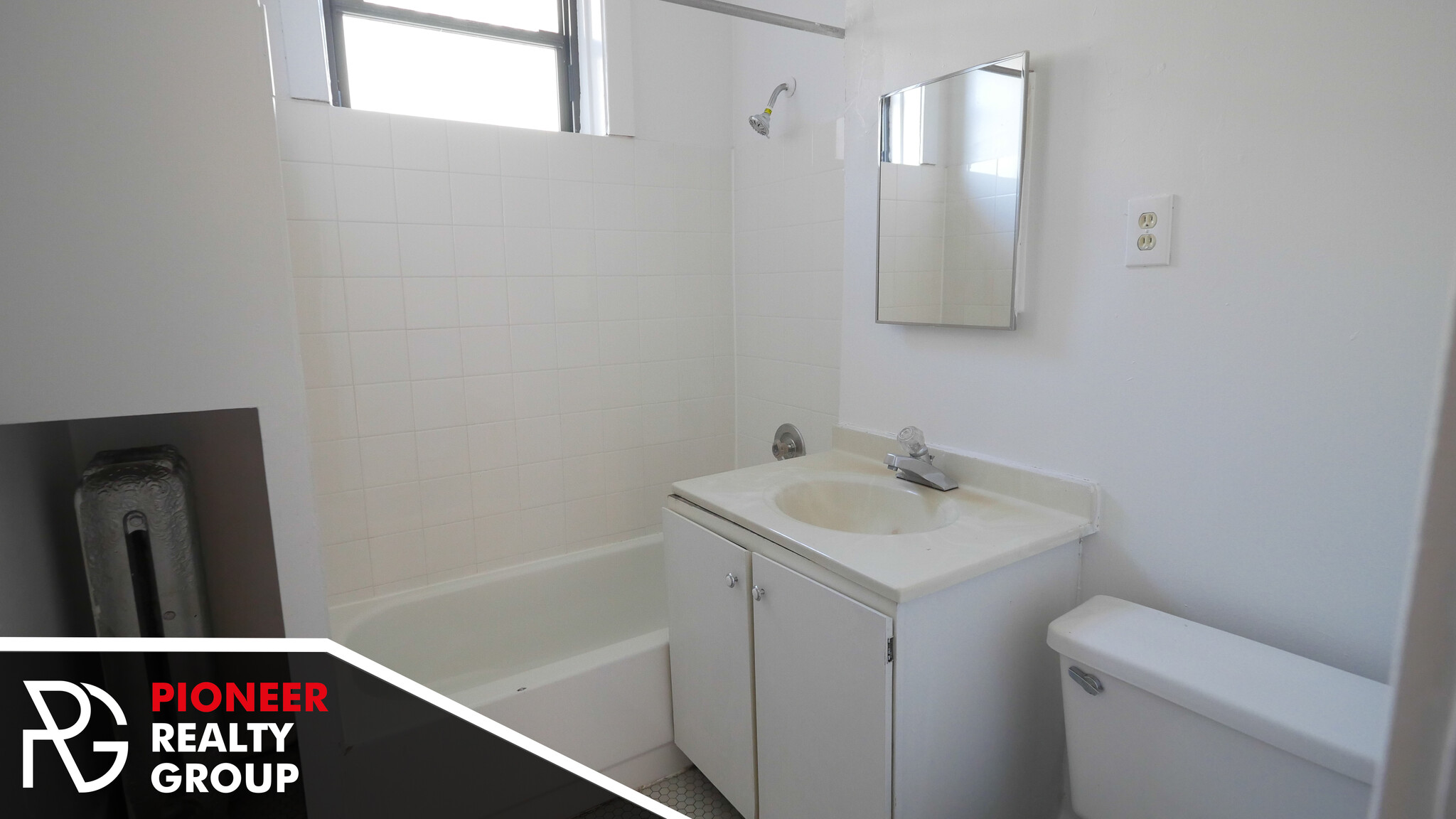 Building Photo - 812 W Waveland Ave