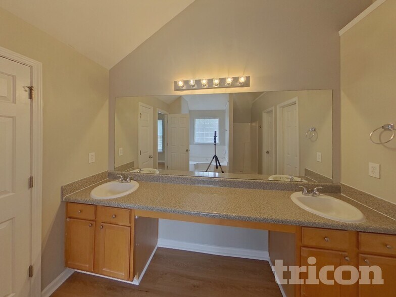 Building Photo - 212 Blue Grass Terrace