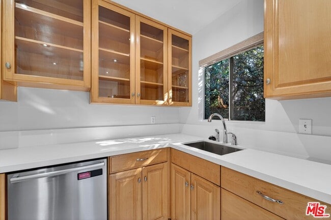 Building Photo - 2436 Walnut Ave