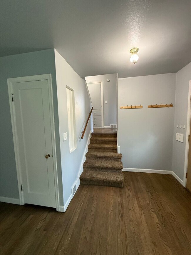 Building Photo - Spacious South Hill Home