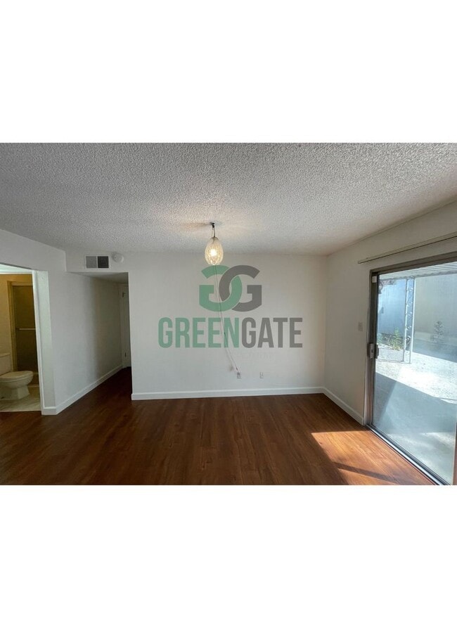 Building Photo - 3 BEDROOM 2 BATH HOME MOVE IN READY IN MODESTO!