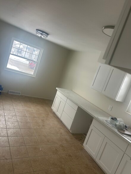 Building Photo - 2510 10th Ave