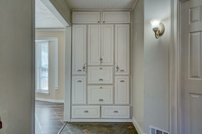 Building Photo - 4 bed 3 bath home!