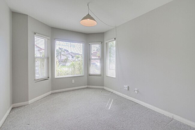 Building Photo - **Available Now*** Encinitas,  4 bedroom, 2.5 bathroom with 2 car garage***