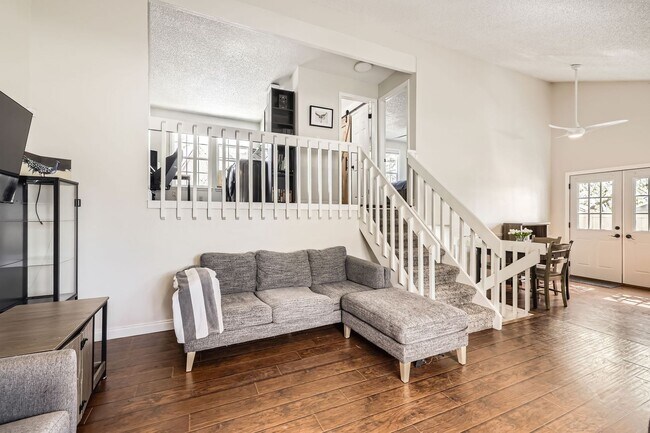Building Photo - Evolve Real Estate: Spacious 3 Bed 3 bath ...