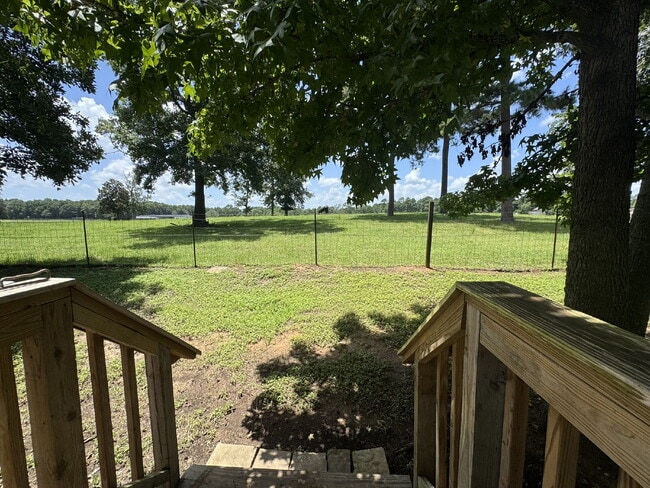 Building Photo - Easy, low-maintenance living in this well-...