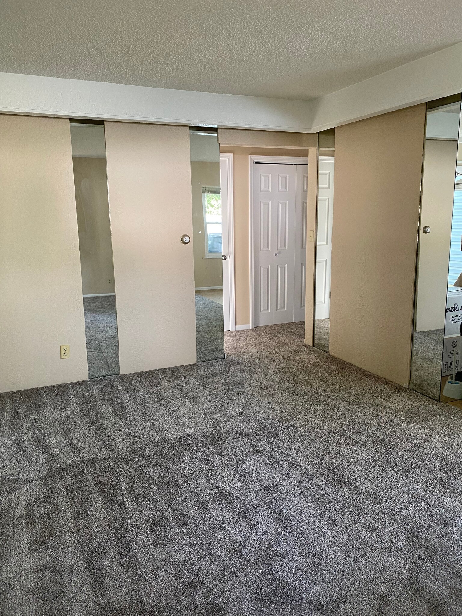 Building Photo - 3219 Hanover Dr